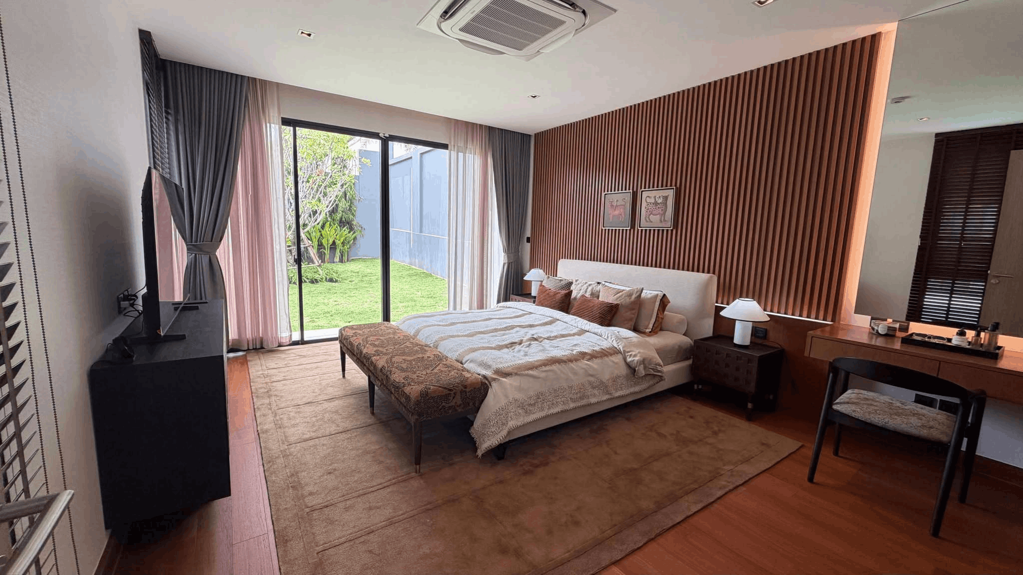 586-bungalow-2bf96be9-a13e-4665-93c0-839b44eef737.png